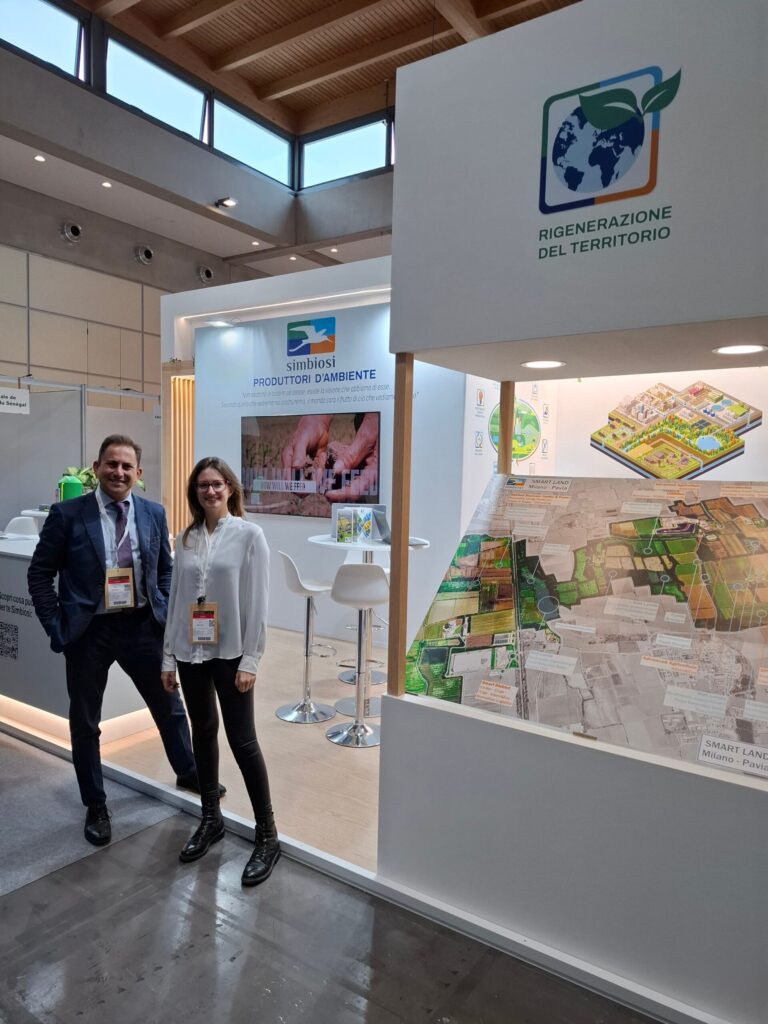 stand Simbiosi a Ecomondo 2024 con Vincenzo Della Monica e Alessandra Tiribelli
