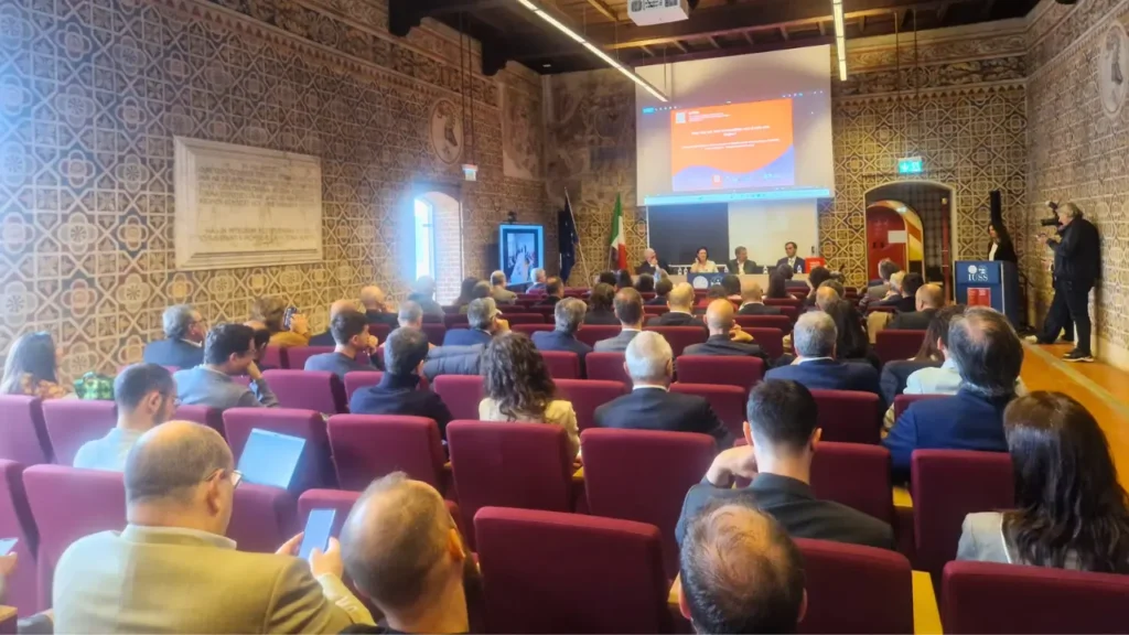 Simbiosi crea SynERE, una piattaforma di modelli cyber-fisici, digital twin evoluti e intelligenza artificiale predittiva capace di trasformare dati industriali in controllo sistemico.